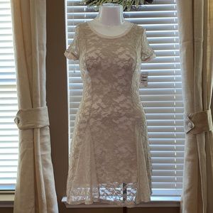 Women’s short lace fitted dress